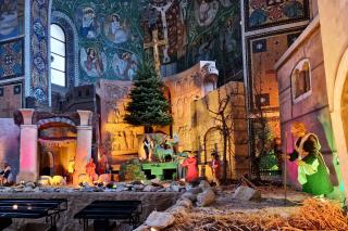 Die große Weihnachtskrippe mit der „Herbergssuche“-Szene in der Kirche St. Maximilian