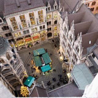 Der Prunkhof des Neuen Rathauses mit dem Münchner Christkindlmarkt
